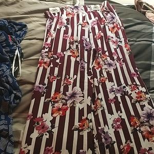 Free fitting pants with floral decoration